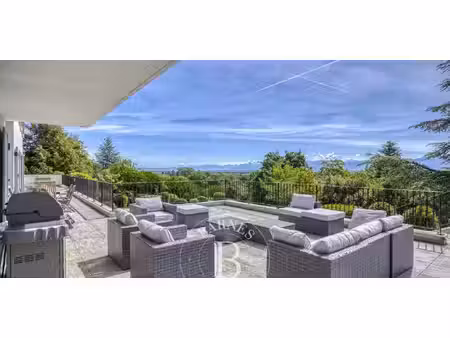 villa avec piscine et terrasse grilly (01)