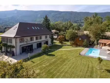 saint-jorioz : propriété de caractère superbement rénovée  sur 3 285 m² de jardins...