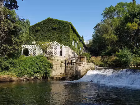 ancien moulin rénové avec gites et dépendances