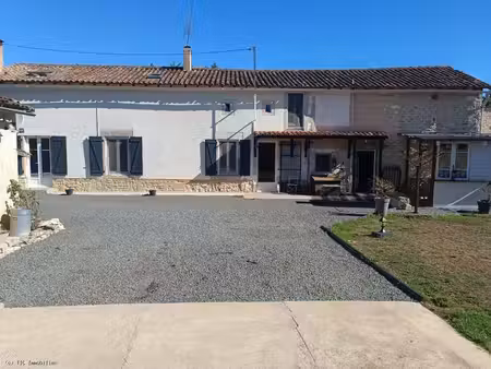 belle maison en pierre avec piscine  dépendances et jardin