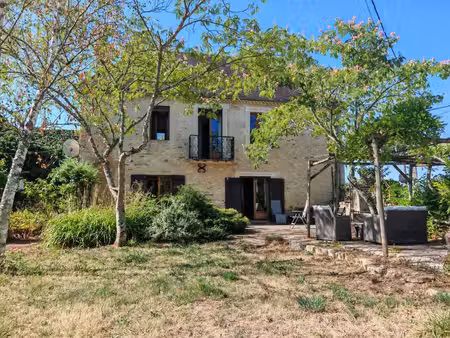 a proximité d'excideuil  maison et grange au calme sur 1200m² de terrain