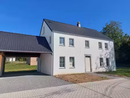 villa 4 facades attenante a la propriete voisine par carport