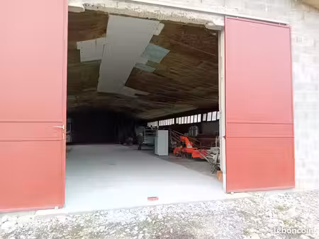 abri vehicules dans hangar agricole