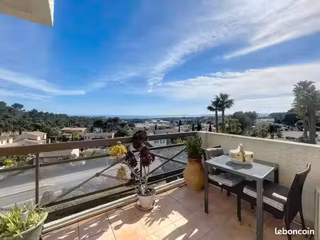 bel appartement vue mer au loin