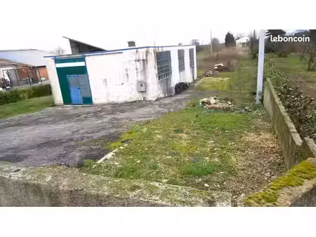 grand garage a louer a cornas avec eau et électricité