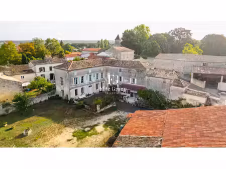 grande propriété charentaise à rénover aux portes d'angoulême