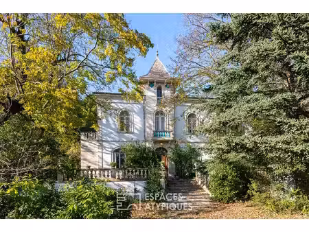 maison bourgeoise iconique à rénover sur 8400 m² de terrain dont 3000 m² constructibles en