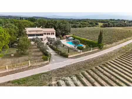 maison familiale avec piscine au milieu des lavandes et vue sur mont ventoux en drôme prov