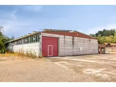 spacieux bâtiment industriel d'environ 900 m² à louer dans u