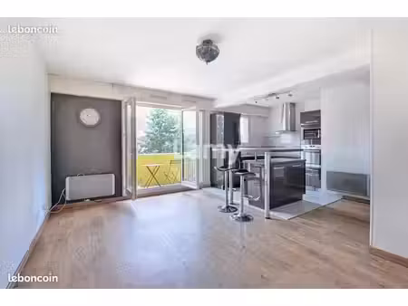 f2 46 m2 metz devant les ponts avec balcon dans petite residence securisee et calme
