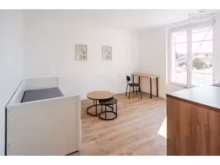 studio 22 m² entièrement rénové – à 300 m du futur campus neoma et de l'école de design es