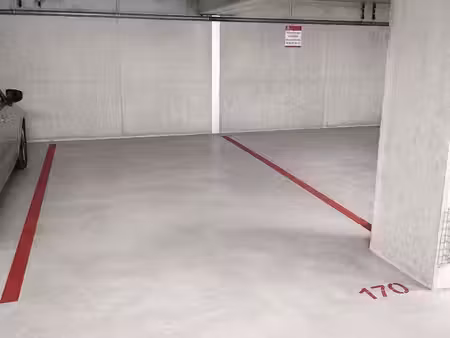 grande place de parking 18m2 proche rond point du cern dans résidence securisée