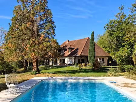 maison de 300m2 sur les hauteurs de dijon. parc arboré de 4 200 m² avec piscine