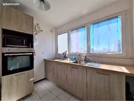 t2 meublé à créteil avec un loggia