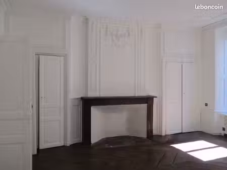 loue t3 de caractère de 75m² au 1er étage d'un immeuble sécurisé  quartier calme en coeur 