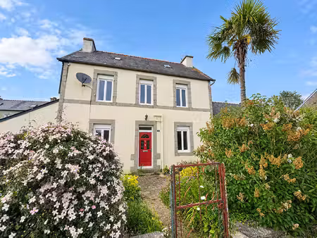 finistère: proche huelgoat. charmante maison de village de 2 chambres et 2 sdb avec potent