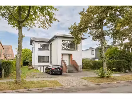 wij verkopen uw vastgoed anders én beter!