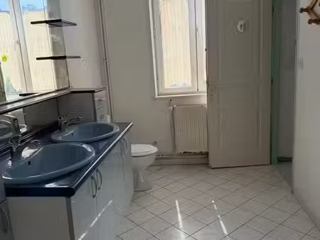 maison à louer 3 ch + cour + 2 sdb + 2wc