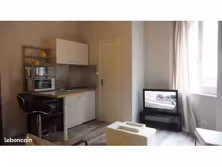 joli studio face au champ de la ville  entièrement équipée
