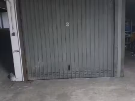 box fermé 10 m² sécurisé - versailles  100 m gare montreuil