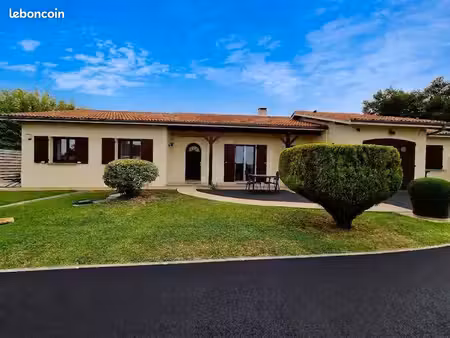maison de plain-pied 153 m²+ véranda - 4 chambres  bureau  clim et jardin à saint-loubès (