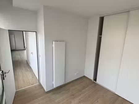 t3 lumineux carrefour europe avec balcon