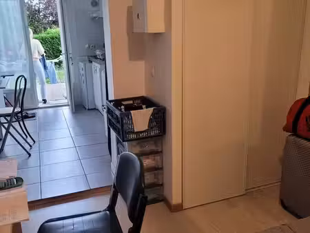 studette au calme étudiant ou stagiaire