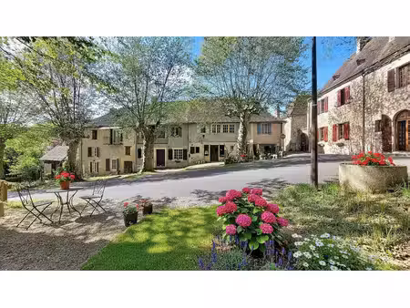 maison au coeur du ravissant village de plazac avec marché  magasin bio  école primaire  b