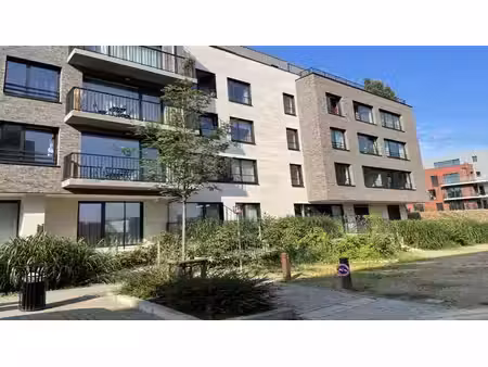 dans quartier neuf  à deux pas des communications emplace...