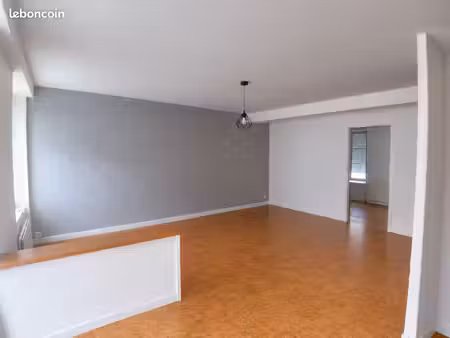 appartement deux pièces hyper libre de suite avec une cour