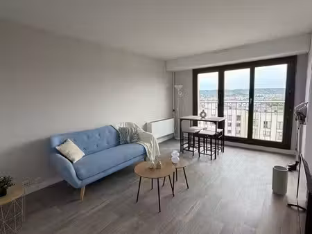t2 meublé entièrement rénové à neuf – 47 m² – place de parking en sous sol
