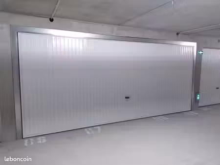 50m2 avec électricité  immense garage quadruple / box stockage dans résidence neuve sécuri