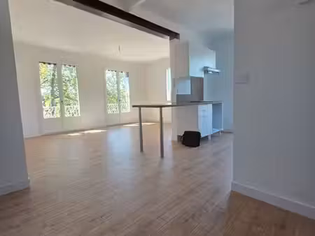 type 3 intra muros avec 2 balcons et une cave