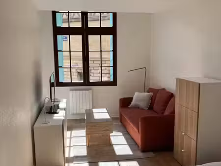 charmant studio rénové  meublé à neuf