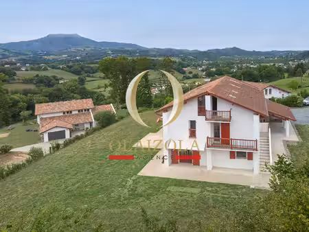 saint-pée-sur-nivelle - immeuble de rapport avec vue panoramique et fort potentiel d'évolu