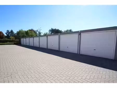 nieuwbouwgarage in afgesloten complex te huur