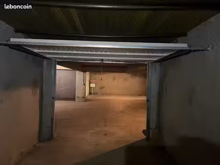 garage en sous-sol d’une résidence