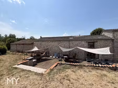ensemble immobilier en pierre de 382 m² avec gîte et 9 chambres