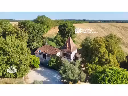 laroque-timbaut : havre de paix et d'histoire : domaine en pierre du xviiie siècle : maiso