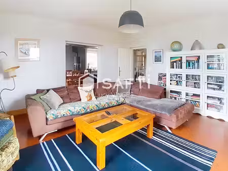 jolie maison avec beaucoup de charme  grande piscine et parc ombragé.