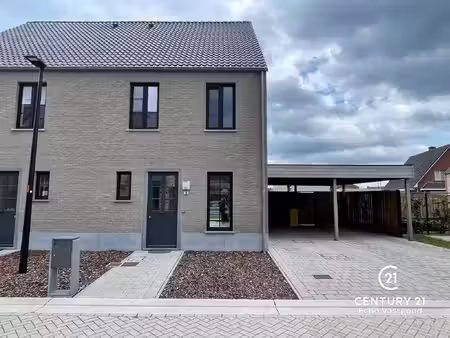 instapklare ruime woning in een rustige nieuwe verkaveling.