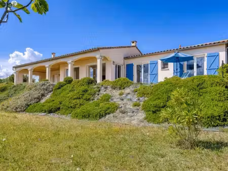charmante villa de 130 m² construite en 2006 avec piscine et vue