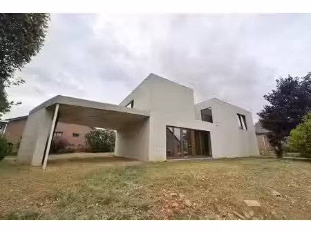 villa à l'état brut sur un terrain de 932 m² : créez ici la