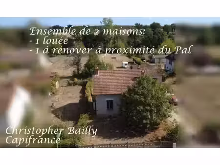 ensemble de deux maisons à proximité du pal