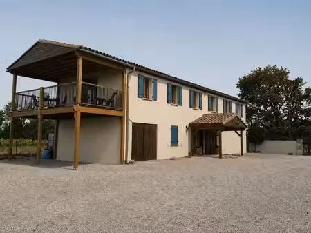superbe maison individuelle avec une piscine chauffée et une