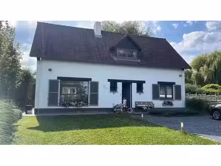 charmante maison 3ch 1sdb 1 sdd grand jardin et parking.