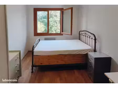 chambre meublée dans maison avec parking