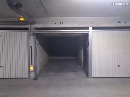 très grand double garage box pour stockage ou véhicules