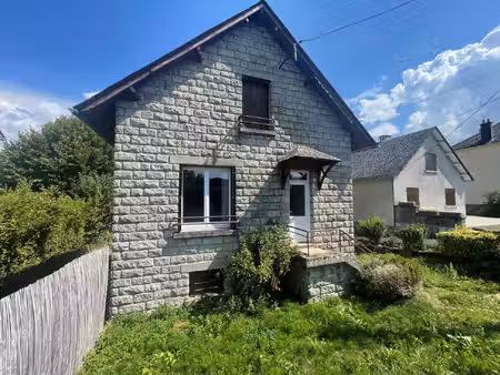 maison proche du centre bourg de riom-es-montagnes