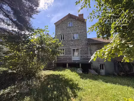 maison de village en pierre avec jardin